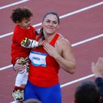 Natalia Ducó Instagram - GRACIAS CHILE! 🇨🇱❤️🙏🏼 Soñé con este momento y trabajé con todo lo que pude para lograr estar acá. Vivir @santiago2023oficial como atleta y representar a Chile en mi tierra. VOLVER Y VOLVÍ. Lo vivimos, lo intentamos, recorrí el camino, me puse a prueba. Se logró el objetivo? Depende. Deportivamente me quedo con los metros en el brazo, que ya saldrán en busca de la clasificación a @paris2024 ⚡️ Pero este corazón tiene heridas y cicatrices, que una vez que entre en ese estadio empezaron a doler. Tanto momentos y recuerdos. Tantas personas. Tantas dificultades y a la vez tanto amor. Hay que atreverse y soñar. Comprometerse y darse oportunidades. No conformarse y seguir en busca de la superación personal. Todo desde la vereda de la compasión, del respeto, de la empatía con el otro y con uno mismo. El deporte me sigue enseñando tanto y yo humildemente sigo aprendiendo. Hay mucho que sanar y otro poco más que aprender. Por eso seguimos soñando, seguimos creyendo, seguimos intentando! Gracias a todas las personas que me han entregado tanto pero tanto cariño y amor. Y a mi equipo @vero_latuf @cardemilcarlos @javi_maya @bastigm90 @biomedics.cl @clinicameds A mi familia porque el esfuerzo y el trabajo fue familiar, no personal. Sobre todo gracias a mi mamá. Con ella hasta el fin del mundo! @beasoler9 @cataduco @beaduco @duco_ibanez_luciano @franleon1 @isa_leon_soler @mgleonsoler A @fundacionteapoyamos por apoyarme con mi preparación. A @underarmour.cl por ser parte de familia desde siempre! A mi queridos @pf_marca_oficial A @celachile Y a mi equipo @caritopop y @igna.it77 por el apañe estos días. Fueron mis mejores amigas del colegio, especial amor para ellas. @mariannetiselj @lizzy.parrap @valewinkelmann @mangelesdelreal A mi Dulce que estaba en el cielo y a la @a.nairobis que desde 🇺🇸 me acompañaba. A la @educatebruja @cesarantoniocampos @dieg0_nicolas @ccaceresb_ @francosmelli @ernestojump Son tantos que no puedo mencionarlos a todos. Pero a cada uno de ustedes gracias.
