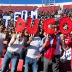 Natalia Ducó Instagram - GRACIAS CHILE! 🇨🇱❤️🙏🏼 Soñé con este momento y trabajé con todo lo que pude para lograr estar acá. Vivir @santiago2023oficial como atleta y representar a Chile en mi tierra. VOLVER Y VOLVÍ. Lo vivimos, lo intentamos, recorrí el camino, me puse a prueba. Se logró el objetivo? Depende. Deportivamente me quedo con los metros en el brazo, que ya saldrán en busca de la clasificación a @paris2024 ⚡️ Pero este corazón tiene heridas y cicatrices, que una vez que entre en ese estadio empezaron a doler. Tanto momentos y recuerdos. Tantas personas. Tantas dificultades y a la vez tanto amor. Hay que atreverse y soñar. Comprometerse y darse oportunidades. No conformarse y seguir en busca de la superación personal. Todo desde la vereda de la compasión, del respeto, de la empatía con el otro y con uno mismo. El deporte me sigue enseñando tanto y yo humildemente sigo aprendiendo. Hay mucho que sanar y otro poco más que aprender. Por eso seguimos soñando, seguimos creyendo, seguimos intentando! Gracias a todas las personas que me han entregado tanto pero tanto cariño y amor. Y a mi equipo @vero_latuf @cardemilcarlos @javi_maya @bastigm90 @biomedics.cl @clinicameds A mi familia porque el esfuerzo y el trabajo fue familiar, no personal. Sobre todo gracias a mi mamá. Con ella hasta el fin del mundo! @beasoler9 @cataduco @beaduco @duco_ibanez_luciano @franleon1 @isa_leon_soler @mgleonsoler A @fundacionteapoyamos por apoyarme con mi preparación. A @underarmour.cl por ser parte de familia desde siempre! A mi queridos @pf_marca_oficial A @celachile Y a mi equipo @caritopop y @igna.it77 por el apañe estos días. Fueron mis mejores amigas del colegio, especial amor para ellas. @mariannetiselj @lizzy.parrap @valewinkelmann @mangelesdelreal A mi Dulce que estaba en el cielo y a la @a.nairobis que desde 🇺🇸 me acompañaba. A la @educatebruja @cesarantoniocampos @dieg0_nicolas @ccaceresb_ @francosmelli @ernestojump Son tantos que no puedo mencionarlos a todos. Pero a cada uno de ustedes gracias.