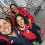 Natalia Ducó Instagram - GRACIAS CHILE! 🇨🇱❤️🙏🏼 Soñé con este momento y trabajé con todo lo que pude para lograr estar acá. Vivir @santiago2023oficial como atleta y representar a Chile en mi tierra. VOLVER Y VOLVÍ. Lo vivimos, lo intentamos, recorrí el camino, me puse a prueba. Se logró el objetivo? Depende. Deportivamente me quedo con los metros en el brazo, que ya saldrán en busca de la clasificación a @paris2024 ⚡️ Pero este corazón tiene heridas y cicatrices, que una vez que entre en ese estadio empezaron a doler. Tanto momentos y recuerdos. Tantas personas. Tantas dificultades y a la vez tanto amor. Hay que atreverse y soñar. Comprometerse y darse oportunidades. No conformarse y seguir en busca de la superación personal. Todo desde la vereda de la compasión, del respeto, de la empatía con el otro y con uno mismo. El deporte me sigue enseñando tanto y yo humildemente sigo aprendiendo. Hay mucho que sanar y otro poco más que aprender. Por eso seguimos soñando, seguimos creyendo, seguimos intentando! Gracias a todas las personas que me han entregado tanto pero tanto cariño y amor. Y a mi equipo @vero_latuf @cardemilcarlos @javi_maya @bastigm90 @biomedics.cl @clinicameds A mi familia porque el esfuerzo y el trabajo fue familiar, no personal. Sobre todo gracias a mi mamá. Con ella hasta el fin del mundo! @beasoler9 @cataduco @beaduco @duco_ibanez_luciano @franleon1 @isa_leon_soler @mgleonsoler A @fundacionteapoyamos por apoyarme con mi preparación. A @underarmour.cl por ser parte de familia desde siempre! A mi queridos @pf_marca_oficial A @celachile Y a mi equipo @caritopop y @igna.it77 por el apañe estos días. Fueron mis mejores amigas del colegio, especial amor para ellas. @mariannetiselj @lizzy.parrap @valewinkelmann @mangelesdelreal A mi Dulce que estaba en el cielo y a la @a.nairobis que desde 🇺🇸 me acompañaba. A la @educatebruja @cesarantoniocampos @dieg0_nicolas @ccaceresb_ @francosmelli @ernestojump Son tantos que no puedo mencionarlos a todos. Pero a cada uno de ustedes gracias.