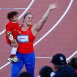 Natalia Ducó Instagram - GRACIAS CHILE! 🇨🇱❤️🙏🏼 Soñé con este momento y trabajé con todo lo que pude para lograr estar acá. Vivir @santiago2023oficial como atleta y representar a Chile en mi tierra. VOLVER Y VOLVÍ. Lo vivimos, lo intentamos, recorrí el camino, me puse a prueba. Se logró el objetivo? Depende. Deportivamente me quedo con los metros en el brazo, que ya saldrán en busca de la clasificación a @paris2024 ⚡️ Pero este corazón tiene heridas y cicatrices, que una vez que entre en ese estadio empezaron a doler. Tanto momentos y recuerdos. Tantas personas. Tantas dificultades y a la vez tanto amor. Hay que atreverse y soñar. Comprometerse y darse oportunidades. No conformarse y seguir en busca de la superación personal. Todo desde la vereda de la compasión, del respeto, de la empatía con el otro y con uno mismo. El deporte me sigue enseñando tanto y yo humildemente sigo aprendiendo. Hay mucho que sanar y otro poco más que aprender. Por eso seguimos soñando, seguimos creyendo, seguimos intentando! Gracias a todas las personas que me han entregado tanto pero tanto cariño y amor. Y a mi equipo @vero_latuf @cardemilcarlos @javi_maya @bastigm90 @biomedics.cl @clinicameds A mi familia porque el esfuerzo y el trabajo fue familiar, no personal. Sobre todo gracias a mi mamá. Con ella hasta el fin del mundo! @beasoler9 @cataduco @beaduco @duco_ibanez_luciano @franleon1 @isa_leon_soler @mgleonsoler A @fundacionteapoyamos por apoyarme con mi preparación. A @underarmour.cl por ser parte de familia desde siempre! A mi queridos @pf_marca_oficial A @celachile Y a mi equipo @caritopop y @igna.it77 por el apañe estos días. Fueron mis mejores amigas del colegio, especial amor para ellas. @mariannetiselj @lizzy.parrap @valewinkelmann @mangelesdelreal A mi Dulce que estaba en el cielo y a la @a.nairobis que desde 🇺🇸 me acompañaba. A la @educatebruja @cesarantoniocampos @dieg0_nicolas @ccaceresb_ @francosmelli @ernestojump Son tantos que no puedo mencionarlos a todos. Pero a cada uno de ustedes gracias.