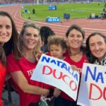 Natalia Ducó Instagram - GRACIAS CHILE! 🇨🇱❤️🙏🏼 Soñé con este momento y trabajé con todo lo que pude para lograr estar acá. Vivir @santiago2023oficial como atleta y representar a Chile en mi tierra. VOLVER Y VOLVÍ. Lo vivimos, lo intentamos, recorrí el camino, me puse a prueba. Se logró el objetivo? Depende. Deportivamente me quedo con los metros en el brazo, que ya saldrán en busca de la clasificación a @paris2024 ⚡️ Pero este corazón tiene heridas y cicatrices, que una vez que entre en ese estadio empezaron a doler. Tanto momentos y recuerdos. Tantas personas. Tantas dificultades y a la vez tanto amor. Hay que atreverse y soñar. Comprometerse y darse oportunidades. No conformarse y seguir en busca de la superación personal. Todo desde la vereda de la compasión, del respeto, de la empatía con el otro y con uno mismo. El deporte me sigue enseñando tanto y yo humildemente sigo aprendiendo. Hay mucho que sanar y otro poco más que aprender. Por eso seguimos soñando, seguimos creyendo, seguimos intentando! Gracias a todas las personas que me han entregado tanto pero tanto cariño y amor. Y a mi equipo @vero_latuf @cardemilcarlos @javi_maya @bastigm90 @biomedics.cl @clinicameds A mi familia porque el esfuerzo y el trabajo fue familiar, no personal. Sobre todo gracias a mi mamá. Con ella hasta el fin del mundo! @beasoler9 @cataduco @beaduco @duco_ibanez_luciano @franleon1 @isa_leon_soler @mgleonsoler A @fundacionteapoyamos por apoyarme con mi preparación. A @underarmour.cl por ser parte de familia desde siempre! A mi queridos @pf_marca_oficial A @celachile Y a mi equipo @caritopop y @igna.it77 por el apañe estos días. Fueron mis mejores amigas del colegio, especial amor para ellas. @mariannetiselj @lizzy.parrap @valewinkelmann @mangelesdelreal A mi Dulce que estaba en el cielo y a la @a.nairobis que desde 🇺🇸 me acompañaba. A la @educatebruja @cesarantoniocampos @dieg0_nicolas @ccaceresb_ @francosmelli @ernestojump Son tantos que no puedo mencionarlos a todos. Pero a cada uno de ustedes gracias.