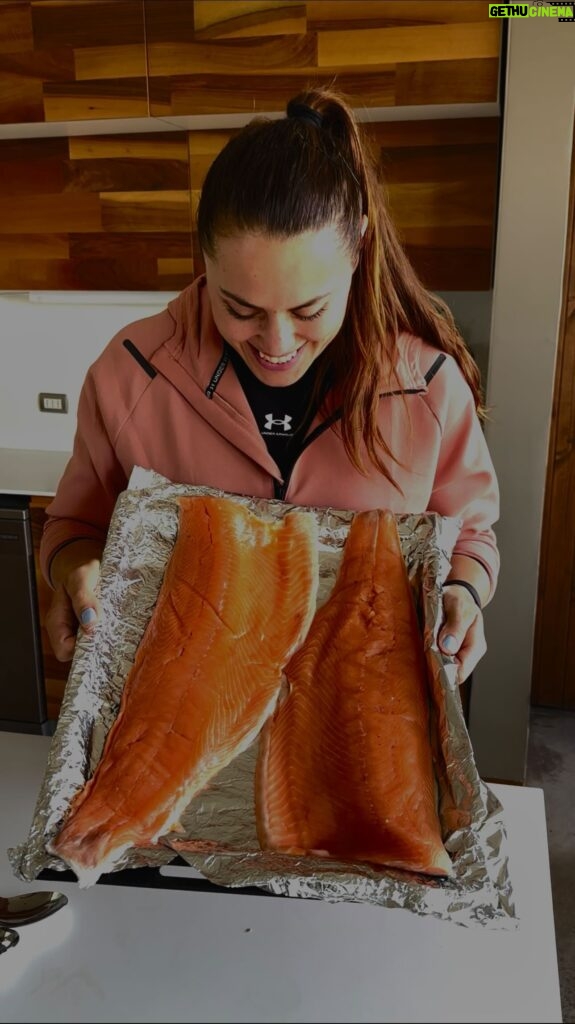 Natalia Ducó Instagram - HOY es el día de la Cocina Chilena 🇨🇱 y lo celebramos cocinando una receta con #salmónorgullodelsur ! Cada 15 de abril se celebra nuestra cocina 🧑‍🍳! En esta ocasión usaremos la proteína más consumida por los deportistas que participaron en los juegos panamericanos de Santiago 2023 @santiago2023oficial Qué mejor manera de celebrar la cocina chilena si no es usando la materia prima que nos entrega nuestro mar y nuestra tierra ? Sabían que CHILE es el segundo mayor exportador de salmón del mundo ? El salmón es bajo en calorías y contiene elevados niveles de ácidos grasos Omega 3 (DHA y EPA), Omega 6 y nutrientes, y es una buena fuente de proteínas saludables. También, posee altas concentraciones de vitaminas A, B6-B3, D y K, más minerales esenciales como el selenio, zinc, potasio, yodo y fósforo. Acá les dejo esta receta de un salmón al horno con sal y pimienta. Un puré rústico con papas con cáscara, mantequilla, leche, sal y aceite de oliva. Para rematar con un Pebre que tiene tomate 🍅 , cebolla 🧅, pimentón 🫑 de varios colores, ají verde, cilantro y el toque mágico que es la palta. Tuve tanto éxito con esta preparación que se lo comieron todo. Por lo tanto, con toda confianza lo pueden hacer en CASA porque será un éxito rotundo. Con mucho amor y cariños para ustedes de mi casa para su casa. ❤️❤️❤️Guatita llena corazón contento. A celebrar nuestra cocina con nuestros ingredientes estrellas. Feliz día de la cocina chilena les deseamos junto a @salmonchile y @salmondechile.cl