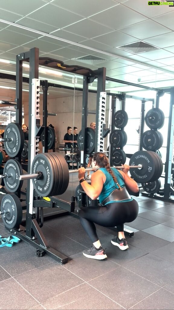 Natalia Ducó Instagram - Entrena tu fuerza de VOLUNTAD. Es el motor de tu alma, y el ejecutor de mis objetivos. La fuerza, cuando es solo física, construye músculos, la voluntad es la realizadora de todo lo que te propongas. A través del entrenamiento físico es una buena manera de entrenar tu mente. Una vez desbloqueada esa fuerza de voluntad inquebrantable, nadie te detiene. Le doy gracias a lo DIVINO dentro de mí, Por mi alma inquebrantable. Comparte y comenta! 👇🏼👇🏼👇🏼 ⚡️🚀🧠❤️ TEAM @underarmour.cl