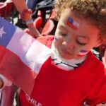 Natalia Ducó Instagram - GRACIAS CHILE! 🇨🇱❤️🙏🏼 Soñé con este momento y trabajé con todo lo que pude para lograr estar acá. Vivir @santiago2023oficial como atleta y representar a Chile en mi tierra. VOLVER Y VOLVÍ. Lo vivimos, lo intentamos, recorrí el camino, me puse a prueba. Se logró el objetivo? Depende. Deportivamente me quedo con los metros en el brazo, que ya saldrán en busca de la clasificación a @paris2024 ⚡️ Pero este corazón tiene heridas y cicatrices, que una vez que entre en ese estadio empezaron a doler. Tanto momentos y recuerdos. Tantas personas. Tantas dificultades y a la vez tanto amor. Hay que atreverse y soñar. Comprometerse y darse oportunidades. No conformarse y seguir en busca de la superación personal. Todo desde la vereda de la compasión, del respeto, de la empatía con el otro y con uno mismo. El deporte me sigue enseñando tanto y yo humildemente sigo aprendiendo. Hay mucho que sanar y otro poco más que aprender. Por eso seguimos soñando, seguimos creyendo, seguimos intentando! Gracias a todas las personas que me han entregado tanto pero tanto cariño y amor. Y a mi equipo @vero_latuf @cardemilcarlos @javi_maya @bastigm90 @biomedics.cl @clinicameds A mi familia porque el esfuerzo y el trabajo fue familiar, no personal. Sobre todo gracias a mi mamá. Con ella hasta el fin del mundo! @beasoler9 @cataduco @beaduco @duco_ibanez_luciano @franleon1 @isa_leon_soler @mgleonsoler A @fundacionteapoyamos por apoyarme con mi preparación. A @underarmour.cl por ser parte de familia desde siempre! A mi queridos @pf_marca_oficial A @celachile Y a mi equipo @caritopop y @igna.it77 por el apañe estos días. Fueron mis mejores amigas del colegio, especial amor para ellas. @mariannetiselj @lizzy.parrap @valewinkelmann @mangelesdelreal A mi Dulce que estaba en el cielo y a la @a.nairobis que desde 🇺🇸 me acompañaba. A la @educatebruja @cesarantoniocampos @dieg0_nicolas @ccaceresb_ @francosmelli @ernestojump Son tantos que no puedo mencionarlos a todos. Pero a cada uno de ustedes gracias.