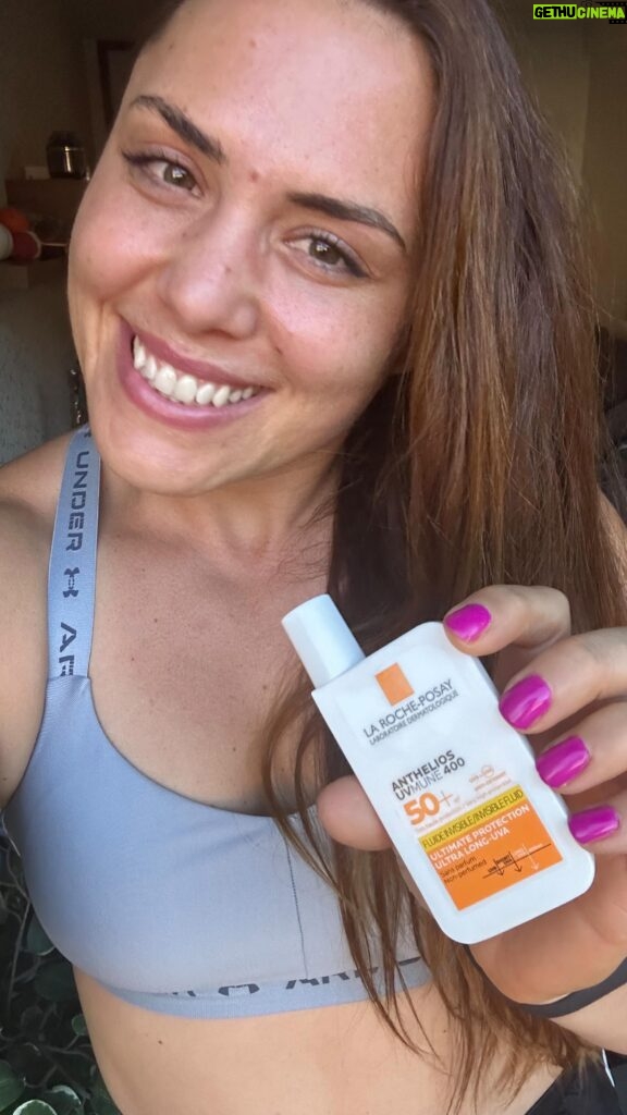 Natalia Ducó Instagram - Sabías que el 80% del envejecimiento de la piel del rostro es causado por la exposición a rayos UV? 😱 El foto envejecimiento es HEAVY! Por eso hay que cuidarse la piel. Yo les recomiendo el que uso todos los días: ANTHELIOS UV MUNE 400 de @larocheposay 💙 (100% real, hace años que toda mi rutina de SKIN CARE ES @larocheposay ) ACÁ LES DEJO TODA LA INFORMACION DE ESTE PROTECTOR SOLAR ANTHELIOS UV MUNE 400: 🔝 Elevada protección con filtro UV frente a los rayos UVA ultra-largos [340-400nm] = UVA largos / [380-400nm] = extremo del espectro que llamamos UVA ultra-largos. 🫶🏼 Protege contra el daño celular profundo. 💁🏽‍♀️ Efecto matificante 12 horas**. Acabado tacto seco. **Test consumidor, 130 sujetos, 28 dias. ⚡️ Formulado para limitar el picor en los ojos. 💙 Piel sensible y grasa. ✔️ SON HIPOALERGÉNICOS 👌🏼 cero reacciones alérgicas. ✔️SOLO LO ESENCIAL, EN LA DOSIS ACTIVA CORRECTA Desarrollados en colaboración con dermatólogos y toxicólogos, nuestros productos contienen solamente los ingredientes necesarios en la dosis activa correcta. ✔️TESTADO EN PIELES MUY SENSIBLES La tolerancia de nuestros productos está comprobada en las pieles más sensibles: reactivas, alérgicas, con tendencia acneica, atópicas, dañadas o debilitadas por los tratamientos contra el cáncer. ✔️PROTECCIÓN DE LA FÓRMULA EN EL TIEMPO Seleccionamos el envasado que mejor protege nuestros productos con los conservantes estrictamente necesarios para garantizar que su tolerancia y eficacia se mantienen intactas con el paso del tiempo. #LaRochePosay #LRPPartners #publicidad