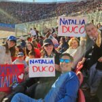 Natalia Ducó Instagram - GRACIAS CHILE! 🇨🇱❤️🙏🏼 Soñé con este momento y trabajé con todo lo que pude para lograr estar acá. Vivir @santiago2023oficial como atleta y representar a Chile en mi tierra. VOLVER Y VOLVÍ. Lo vivimos, lo intentamos, recorrí el camino, me puse a prueba. Se logró el objetivo? Depende. Deportivamente me quedo con los metros en el brazo, que ya saldrán en busca de la clasificación a @paris2024 ⚡️ Pero este corazón tiene heridas y cicatrices, que una vez que entre en ese estadio empezaron a doler. Tanto momentos y recuerdos. Tantas personas. Tantas dificultades y a la vez tanto amor. Hay que atreverse y soñar. Comprometerse y darse oportunidades. No conformarse y seguir en busca de la superación personal. Todo desde la vereda de la compasión, del respeto, de la empatía con el otro y con uno mismo. El deporte me sigue enseñando tanto y yo humildemente sigo aprendiendo. Hay mucho que sanar y otro poco más que aprender. Por eso seguimos soñando, seguimos creyendo, seguimos intentando! Gracias a todas las personas que me han entregado tanto pero tanto cariño y amor. Y a mi equipo @vero_latuf @cardemilcarlos @javi_maya @bastigm90 @biomedics.cl @clinicameds A mi familia porque el esfuerzo y el trabajo fue familiar, no personal. Sobre todo gracias a mi mamá. Con ella hasta el fin del mundo! @beasoler9 @cataduco @beaduco @duco_ibanez_luciano @franleon1 @isa_leon_soler @mgleonsoler A @fundacionteapoyamos por apoyarme con mi preparación. A @underarmour.cl por ser parte de familia desde siempre! A mi queridos @pf_marca_oficial A @celachile Y a mi equipo @caritopop y @igna.it77 por el apañe estos días. Fueron mis mejores amigas del colegio, especial amor para ellas. @mariannetiselj @lizzy.parrap @valewinkelmann @mangelesdelreal A mi Dulce que estaba en el cielo y a la @a.nairobis que desde 🇺🇸 me acompañaba. A la @educatebruja @cesarantoniocampos @dieg0_nicolas @ccaceresb_ @francosmelli @ernestojump Son tantos que no puedo mencionarlos a todos. Pero a cada uno de ustedes gracias.