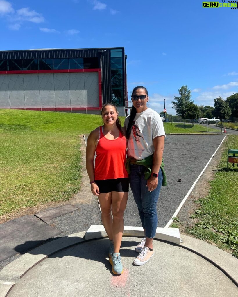 Natalia Ducó Instagram - Conmemoración del día internacional de la mujer con una de las mujeres que más admiro. #InternationalWomanDay 💜 DAME VALERIE ADAMS @valerieadams84 Mamá de 2 hermosos niños de 5 y 6 años! Volvió a competir después de ambos embarazos. Líder y activista en diferentes causas. 2x Campeona Olímpica 🥇🥇 1x Subcampeona Olímpica 🥈 4x Campeona Mundial 🥇🥇🥇🥇 4x Campeona Mundial Indoor 🥇🥇🥇🥇 3x Campeona Juegos de la Commonwealth 🥇🥇🥇🥇 2x Campeona Copa Continental de la IAAF 🥇🥇 Thanks @valerieadams84 for such a nice, powerful and inspirational conversation. Inspiración, ejemplo, mamá, líder, entrenadora, mujer, poderosa, potente, fuerte, resiliente. Mucho que aprender de ella. Pronto en Chile 🇨🇱