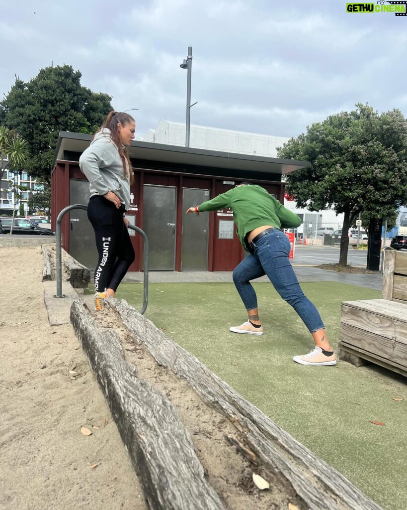 Natalia Ducó Instagram - Conmemoración del día internacional de la mujer con una de las mujeres que más admiro. #InternationalWomanDay 💜 DAME VALERIE ADAMS @valerieadams84 Mamá de 2 hermosos niños de 5 y 6 años! Volvió a competir después de ambos embarazos. Líder y activista en diferentes causas. 2x Campeona Olímpica 🥇🥇 1x Subcampeona Olímpica 🥈 4x Campeona Mundial 🥇🥇🥇🥇 4x Campeona Mundial Indoor 🥇🥇🥇🥇 3x Campeona Juegos de la Commonwealth 🥇🥇🥇🥇 2x Campeona Copa Continental de la IAAF 🥇🥇 Thanks @valerieadams84 for such a nice, powerful and inspirational conversation. Inspiración, ejemplo, mamá, líder, entrenadora, mujer, poderosa, potente, fuerte, resiliente. Mucho que aprender de ella. Pronto en Chile 🇨🇱