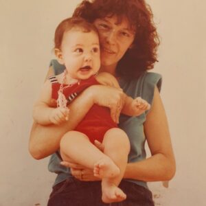 Natalia Ferviú Instagram - Hoy es el cumpleaños de Pimpy, mi madre. Aunque estemos lejos, la siento cerca, más aún desde que yo también soy mamá. 
Se habla mucho del vínculo con el bebé —normal, es un locurón— pero muy poco de cómo la maternidad une a madres e hijas. No sólo porque de pronto necesitamos preguntarles todo y más sobre el embarazo, el parto, el postparto, los cuidados, la crianza... Y pedirles ayuda. También, porque de repente estamos en su pellejo, y simplemente entendemos. 
Entendemos sus decisiones, sus alegrías y sus penas, entendemos que tiraron p'alante como creyeron conveniente o simplemente como pudieron, no siendo madres perfectas, sino madres "suficientemente buenas". Porque nuestras madres también son hijas, y esposas, entre otras muchas cosas. Y a veces, como que se nos olvida.
Hace unos años escribí el texto que he colgado en la galería. Hoy lo recupero para celebrar a mi madre, y recordarle una vez más lo mucho que la quiero ❤️💐.