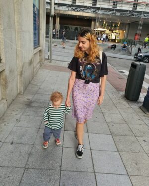 Natalia Ferviú Instagram - Todxs tenemos una tía molona, y poco se habla de ellas ¡con lo importantes que son! Etiqueta a la tuya, mándale un corazoncito o directamente dile lo mucho que la quieres, que fijo le hará ilusión.
💞 @azahara.ferviu TQM.