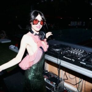 Natalia Ferviú Instagram - Te voy a hacer bailar toda la noche 💥🎉

#BazaarxHerreraEyewear DJ set
📸 @pepinomarino