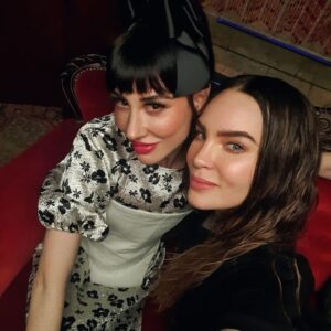 Natalia Ferviú Instagram - 😱 Ruidos extraños, luces que se apagaron durante el rodaje y un claro mensaje desde el más allá 💫
@belindapop tu visita ha sido un regalo. Vuelve pronto 🙏🏼❤
Y tú que me lees, si aún no has visto el último capítulo de #LaTarotista , ya estás tardando! Link in BIO 🙃 @netflixes