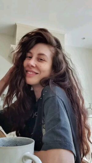 Natalia Ferviú Instagram - ¡Tú!
Te quedas a mi lado
Y el mundo me parece
Más amable
Más humano
Menos raro
❤