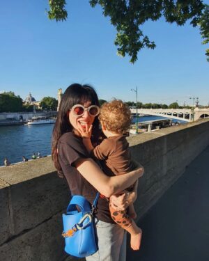 Natalia Ferviú Instagram - París, la ciudad del amor. Había ido dos veces con dos novios, que al poco eran ex 😂. Llegué a pensar que era una especie de maldición. Porque claro, es más fácil escudarse en la mala suerte, que reconocer que algo no funciona y eres parte responsable *🙈. Ha sido cuestión de tiempo, terapia y espacio. D-e-s-p-a-c-i-o 😉. Aquellas historias terminaron porque se había acabado el amor. Y ese vacío en París es insoportable... 
Esta vez ha sido distinto. Este viaje ha sido la hostia 👉❤👈. ¡Ya tocaba!

*Si estás atravesando una ruptura o simplemente sientes que eres una persona desafortunada en el amor, en lugar de perder energía poniéndote en la cabeza del otrx ("¿qué estará pensando?", "¿aún me querrá?"...) o creyendo que es una cuestión de azar ("¿será un amarre, un mal de ojo?") pon el foco en ti. Es lo que realmente está en tus manos. Porque como dice mi querida @soyadrianaroyo : "Tenemos el amor que creemos merecer". Así que hazme el favor, revisa esto, quiérete mucho y elige bien ❣.