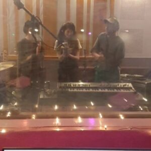 Natalia Ferviú Instagram - De cuando me pasé por el estudio de grabación con Marcelo y acabé dando palmas con los chavales.
Os recomiendo que os pongáis el disco de Carlangas @carlos.pereiro en general, y este tema en particular, para que el lunes no se os haga tan cuesta arriba, cariñitos.
Ahí, bien de good vibezzzz 💞