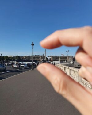 Natalia Ferviú Instagram - París, la ciudad del amor. Había ido dos veces con dos novios, que al poco eran ex 😂. Llegué a pensar que era una especie de maldición. Porque claro, es más fácil escudarse en la mala suerte, que reconocer que algo no funciona y eres parte responsable *🙈. Ha sido cuestión de tiempo, terapia y espacio. D-e-s-p-a-c-i-o 😉. Aquellas historias terminaron porque se había acabado el amor. Y ese vacío en París es insoportable... 
Esta vez ha sido distinto. Este viaje ha sido la hostia 👉❤👈. ¡Ya tocaba!

*Si estás atravesando una ruptura o simplemente sientes que eres una persona desafortunada en el amor, en lugar de perder energía poniéndote en la cabeza del otrx ("¿qué estará pensando?", "¿aún me querrá?"...) o creyendo que es una cuestión de azar ("¿será un amarre, un mal de ojo?") pon el foco en ti. Es lo que realmente está en tus manos. Porque como dice mi querida @soyadrianaroyo : "Tenemos el amor que creemos merecer". Así que hazme el favor, revisa esto, quiérete mucho y elige bien ❣.