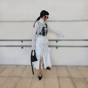 Natalia Ferviú Instagram - Blanco y Negro Mix 🔳😎
Lookito de @habeyclub gafitas de sol vintage y zapatunis de @balenciaga