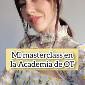 Natalia Ferviú Instagram - No sabéis las ganas que tenía de entrar en la Academia para impartir una masterclass. Son muchos años siguiendo el formato y fantaseando con que me llamasen, y por fin pasó 💫.
Es difícil explicar en tan sólo una hora la retroalimentación que existe entre la Moda y la Música. Dos disciplinas creativas que convergen, y de algún modo se necesitan. Dos lenguajes fascinantes que cuentan quienes somos, o quienes queremos ser 😉. 
Quiero dar las gracias una vez más a @gestmusic por invitarme a hablar de mis dos pasiones, a lxs alumnxs por recibirme con los brazos abiertos, y muchas ganas de aprender, a quienes estáis en casa y me visteis en directo o en YouTube, y a mi querido @madridmanso por confeccionarme el top más bonito del planeta para una ocasión tan especial.
Hice lo que pude y creo que no estuvo nada mal 🙈❤️

PD: Las caras de Álvaro, Chiara y Paul al saber que vuelve el pitillo no tienen precio 😂