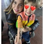 Natalia Sánchez Instagram – Hacía tanto que no pasábamos tiempo juntos… Vuelvo de este viaje con el corazón lleno, y no solo de experiencias. Dormir a los peques y verles amanecer es de las cosas que más me gustan en el mundo… Remolonear en la cama por las mañanas, y contarnos lo mejor y lo peor del día antes de que caigan rendidos por la noche. Que se me duerman en brazos, que descubran la el mundo de nuestra mano, que te digan “te echaba de menos, mami…”, que nos duela la tripa a los cuatro de los ataques de risa, que te acribillen a preguntas, enamorarme más (si cabe) del mejor compañero de vida… que los días no tengan horas, ni límite… 
Estos 9 días juntos han sido un regalo… 🙏🥹
Sé que he estado totalmente desconectada pero creedme, lo necesitaba.. y ell@s, también…🥹❤️
(Eso sí, he vuelto con las pilas cargadas y con la fototeca ¡QUE ECHA HUMO! 🙆‍♀️📸 Así que, en cuanto deshagamos maletas y nos reubiquemos un poco, amenazo con volveros a saturar como antaño, porque me hace mucha ilusión compartir la experiencia con vosotr@s! Realmente ha sido ¡un viajazo…!🥹❤️ ¡Feliz vuelta de Semana Santa a tod@s!❤️ #Shukran 🙏