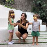 Natalia Sánchez Instagram - ¡Bienvenido, verano 2023! ✨🏖️Te hemos dado la bienvenida celebrando la Noche de San Juan, con bengalas y “bombetes”(sin petardos, eso sí…☝️) y con toda la ilusión del mundo! ¿El único “pero”? Que nuestro @marc_clotet (que es quien realmente secunda esta bonita tradición en nuestra familia, como buen barcelonés) lleva un mes a 10.000km de distancia grabando un peli chulísima… Pero ya quedan pocas semanas para que vuelva y le hemos sentido cerca en cada deseo y, como era de esperar, le hemos breado el Whatsapp con fotos y vídeos!😒 (Aqui, la madrileña, adoptando tradiciones de otras tierras, porque, cuando se trata de celebrar… ¡siempre me apunto!❤️🙋‍♀️) Este verano será curioso, porque estaré grabando todos los días hasta octubre, combinándolo con la gira, la vacaciones de los peques y lo que vaya surgiendo… ¡un “encaje de bolillos” en toda regla, como siempre”. Pero prometo disfrutar de cada rayo de sol, de cada amanecer y de cada noche de verano, como he hecho toda la vida… Y, sobre todo, dando gracias por la GRANDÍSIMA suerte que tenemos de hacer lo que nos hace felices, tener amor y salud…! ¡Que disfrutéis del verano, estéis donde estéis! Y, si os toca currar, pensad que mi alarma sonará también, cada día, en torno a las 5am así que… ¡no estáis sol@s!💪😂😍#FelizVerano #SanJuan #revetlla #santJoan