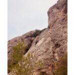 Natalia Sánchez Instagram – Hoy ha sido un día muy especial… 🧗‍♀️🏔He ido a la montaña a escalar por primera vez en mi vida, junto con todo el equipo de la obra de teatro que estoy ensayando : #FitzRoy Porque, en la obra, somos 4 escaladoras profesionales a punto de subir una de las paredes más difíciles del mundo, en la Patagonia, así que nos han llevado a la montaña a aprender un poquito el oficio de escalar y a grabar unas cositas! (Por cosas como esta, AMO mi profesión, porque me permite conocer mil mundos y realidades diferentes). En realidad, de nosotras 4, la única que sabía lo que hacía era @silviabeloficial que, además de ser una actriz como la copa de un pino, es una experta escaladora que nos ha cuidado y aconsejado de maravilla! ¡Gracias, Silvia!🙏😍Y gracias a todo el equipazo que nos ha acompañado y cuidado tantísimo!❤️ Lo cierto es que me ha encantado la experiencia y, aun que ha sido muy cortita, me ha sorprendido mucho ver que, mientras escalaba, no he pensado en nada más que en concentrarme en lo que estaba haciendo y he conseguido desconectar la cabeza por completo, algo que, personalmente, me cuesta bastante…🤦‍♀️ No sé si mañana me podré mover de las agujetas 😂pero, lo cierto es que, ese ratito en contacto con la naturaleza, me ha hecho volver a casa con las pilas cargadas y pensando que “tengo que hacer esto más amenudo”…! Espero que tengáis un comienzo de semana maravilloso!😍💪🙏🍃