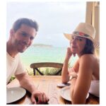 Natalia Sánchez Instagram – 30 horas en el paraíso que han dado para mucho…🩵 Han tenido que pasar 4 años y medio para que @marc_clotet y yo hayamos dejado a los peques con los abuelos en otra ciudad y hayamos cogido un avión SOLOS, sin cochecitos, maletas, pañales, muñecos, mantitas y el laaaargo etcétera que supone viajar con los peques…😅🤦‍♀️Y, aun que solo han sido 30 horas, hemos disfrutado de cada minuto como hacía tiempo… 🙏 Gracias, Rodo, por haber sido “la excusa perfecta” para que hayamos podido bailar, compartir, reír, pasear, bañarnos, brindar y celebrar la vida…❤️¡Qué gran suerte la nuestra! 
PD: Quridxs abuelxs… ¡amenazamos con repetir pronto…!☝️😏