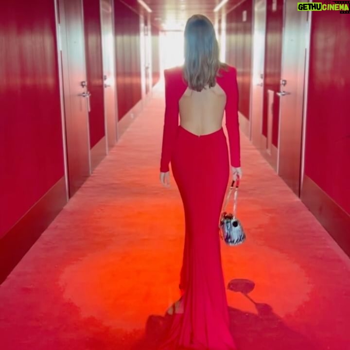 Natalia Sánchez Instagram - ✨People In Red Gala 2024✨ Ayer nos vestimos de rojo para apoyar la lucha contra las enfermedades infecciosas, que son las responsables de 1 de cada 3 muertes en el mundo… Recaudamos fondos para que los más de 150 profesionales de la Fundación Llucha Contra las Infecciones puedan seguir trabajando sin descanso. Un grupo de hombres y mujeres talentosísim@s que llevan dejándose la piel más de 30 años por el VIH y por muchas y tantas enfermedades infecciosas que nos atañen(COVID, COVID PERSISTENTE, ETS..viruela del mono, ébola, etc…) y que, además, han conseguido grandes avances y descubrimientos en otras muchas enfermedades como el cáncer, el Alzheimer, el envejecimiento celular, etc. Un equipo de investigación líder a nivel mundial que lucha para que podamos vivir en un mundo mejor y nuestra vida no dependa de estas enfermedades, como ocurre en muchas ocasiones. GRACIAS a todas la personas que haceis posible que estemos aquí un año más…🙏🔺✨ #PeopleInRed24 #lluita @fundaciolluita @peopleinredgala 👗: @michaelcostello ✨ 💍: @mdepaulet