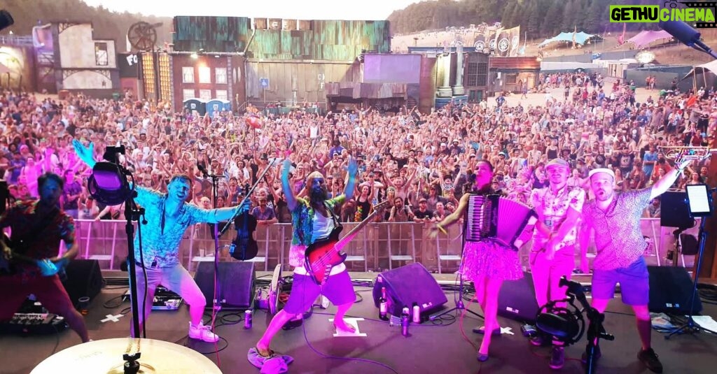 Natalia Tena Instagram - @boomtownfairofficial YOU SWEATY SEXY CROWD. Definitely my favourite gig of the summer. 10 points to double rainbow lady and tropical fan woman, you deserved your @molotovjukeboxofficial dancing prizes. This is what a crowd of people look like when they simultaneously shout ‘VAGINA.’