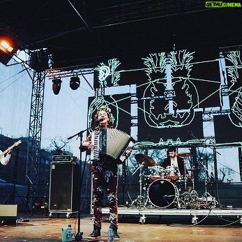 Natalia Tena Instagram - Děkuji @mladiladijazz Prague from all of us @molotovjukeboxofficial. Text book city break, we have inhaled all the local beer and made all the locals dance. Such a beautiful city, such a great gig. Thank you @pearlsandswine for my dinosaur crown 🦖❤️