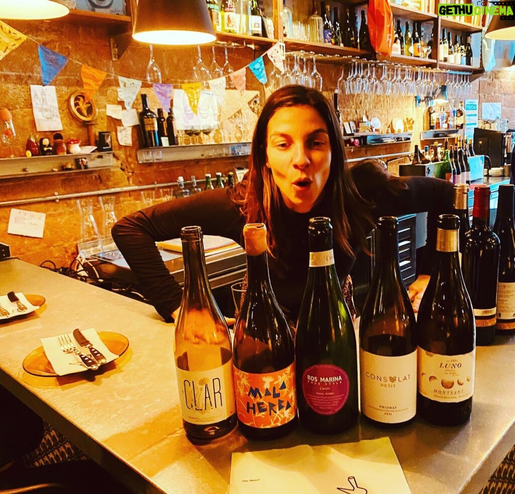 Natalia Tena Instagram - BARCELONA, MI AMOR! Fuimos a celebrar la Reina de los Bares @canyella_vins @pepa_bar_a_vins comer, beber y bailar en su honor. Vi viejos amigos, hice mucho HA HA y Blah Blah. No quiero volver a London!