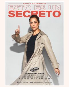 Natalia Valdebenito Instagram - Nuevas funciones de “ESTO ES UN SECRETO” y yo muero de felicidad. El jueves es el estreno de este nuevo trabajo que ya estoy amando mucho. Gracias al equipo. A los teatros que me abren sus puertas. Al público más lindo del mundo. ¡Lxs espero como siempre, con mucho escándalo y amor! 🤫🔥 Desde el 8 de mayo POR SI. Link de entradas en mi bio 🩵 Equipo de esta foto espectacular: 📸 @rodphotography Asist. 📸 @c0leoptera 💄💁🏻‍♀️ @humbertomoyav 💅🏻 @gisseladenisse @koteg.nailstudio 🧠 @frantorresc 🛠️ @lucianofrancino