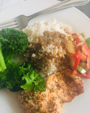 Natalie Desselle-Reid Instagram - Dinner Jerk Salmon ,steamed broccoli,jasmine rice with a tablespoon of  lentil gravy and peppers Goodnight🥰