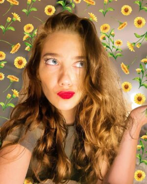 Natalie Dreyfuss Instagram - it’s a blonde hair and sunflowers kind of friday