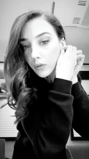 Natalie Dreyfuss Instagram - F L A S H Tuesday night 🐈‍⬛