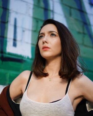 Natalie Dreyfuss Instagram - That far off look when you’re craving a burrito 🌯