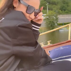 Natálie Grossová Instagram - SUMMER MOOD ON🫡
1. Dubai
2. Studio (veelmi brzy nov song👀)
3. 🧸✨
4. @voy_re a jeho tuleň🦭(nemáš zač😚) 😂
5. Prague
6. Somewhere enjoying summer nights✨