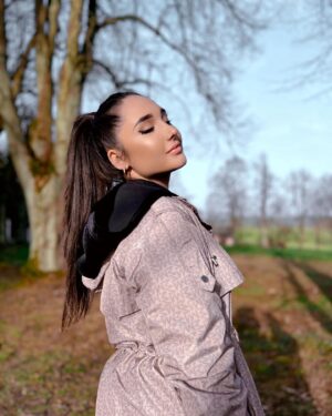 Natálie Grossová Instagram - Krásné Velikonoce💛🐣
Jak já jsem ráda, že už tu máme zase jaro. Hned má člověk s tím sluníčkem lepší náladu🫶🏻tak ho běžte ven pořádně načerpat a užívejte kamarádi🌼