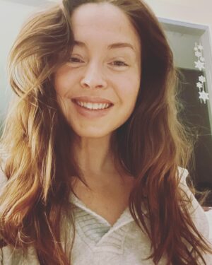 Natalie Krill Instagram - Happy New Year everyone! I wish you all a magical, loving year. 🧚🏻‍♀️

I woke up at 4am this morning. It made me chuckle. Not too long ago I would have been going to bed at that hour on NYE. Oh how the times have changed. It was a welcomed awakening. A few hours to sit on my own. Sip my coffee. Pull some cards. Meditate a bit. Just tap into myself. So simple. So powerful. 
I’m excited for this year. And I’m so grateful for all that’s brought me here 🤗💕🤩