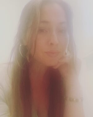 Natalie Krill Instagram - Say you need a new phone without saying you need a new phone. 🤗😩🤷🏻‍♀️🧛🏻‍♀️