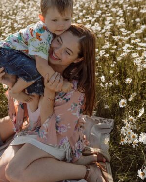 Natalie Krill Instagram - We are so in love with our daisy field photos from @innersolsticephotography 🤍🤍🤍
Kayla captured such sweet, fun and loving moments. 
Time flies by and our little Sami is growing so fast. We are so grateful to have these memories 🤍