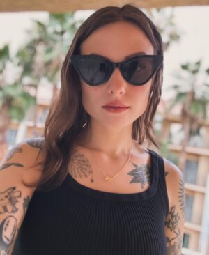 Natalie Cuomo Instagram - I made it to Chandler, AZ!! What’s the best place to eat? Five shows this weekend!! @micdropmania_az tonight 8pm tomorrow & Sat 7pm & 930pm ☀️
