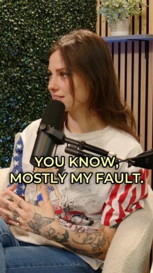 Natalie Cuomo Instagram - The one time I became a therapist 🥸… what’s your therapy etiquette?! New episode out now with @caitlinpeluffo and check out her new album Dirty Bird! 🐦 

#podcast #funny #therapy #therapist #therapistsofinstagram #comedian #standupcomedian #standupcomedy #haha #lol #podcastclips #podcasting #podcastlife #podcastshow #podcastersofinstagram