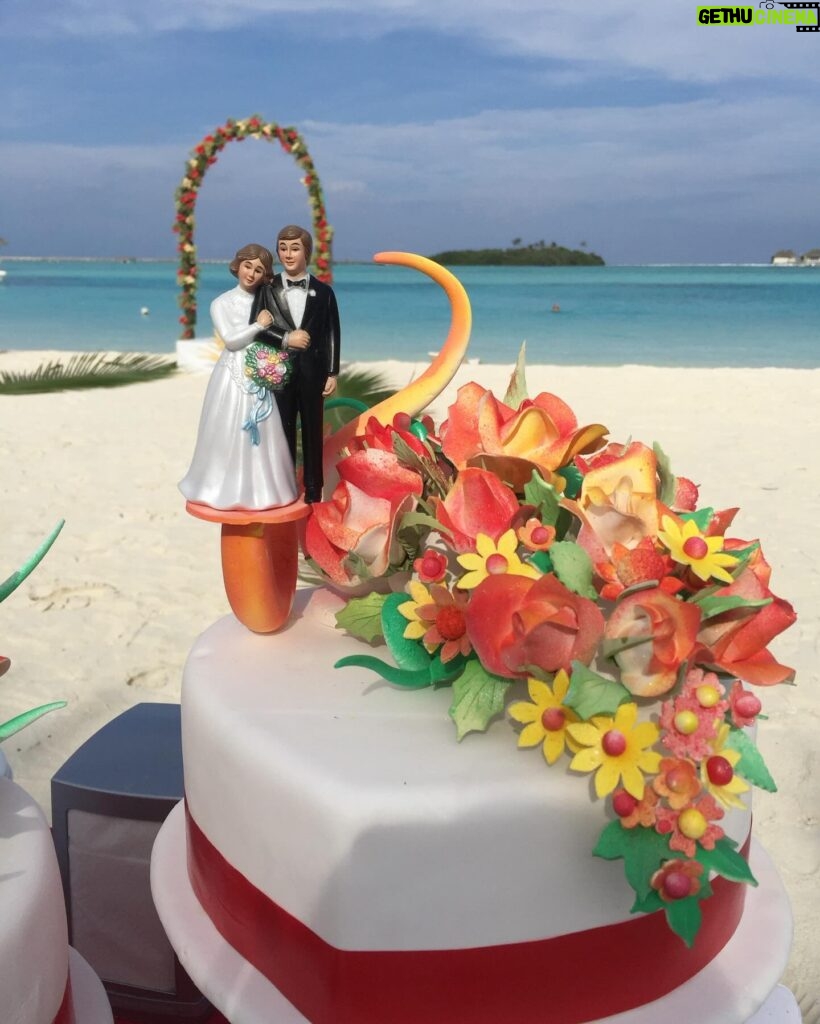 Nataliia Denysenko Instagram - Сьогодні у нас з @andreyfedinchik річниця весілля 🤵🏻‍♂️👰🏼‍♀️🤍 1.04.2017 року на Мальдівах 🏝️ми побралися 🤍 Лише він і я 🙏🏻 ніяких гостей, це було свято лише для нас двох , наше перше (і головне весілля))) Потім ще були декілька весіль з гостями/розписом, потім ще весілля на 4ту річницю … і мені хочеться ще 😅👌🏻 Вважаю що образ нареченої мені дууууже личить, скажіть? 7 років подружнього життя 🤍 Сьогодні і приємний день і не дуже , бо саме сьогодні я знов провела свого чоловіка у відрядження, заради перемоги і захисту нашої країни🙏🏻😔 Як же хочеться скоріше мирного неба , і такого просто щастя яке було 🫶🏻