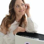 Nataliia Denysenko Instagram - Щодня людина у стані спокою робить від 17 280 до 21 600 вдихів!!! Знали? І як потрібно нам усім дихати на повні груди 🤍 Останнім часом дві речі поліпшили моє життя: взимку на ретриті я навчилася «видихати» і в будь якій незрозумілій ситуації робити : «фууууууууууухххх» 🙏🏻 нещодавно я замовила кліматичний комплекс 2-в-1 від @philipshomelivingukraine з функцією зволоження 🤍 Найголовніше що вам треба знати про цей гаджет: 🌬️Прибирає до 99,9% бактерій, вірусів та дрібних частинок з повітря!!! 🌬️Пристрій визначає рівень вологості в повітрі і автоматично зволожує його до потрібного рівня 🌬️Контролювати якість повітря та керувати кліматичним комплексом можна за допомогою мобільного застосунку Air 🌬️У режимі сну дисплей тьмяніє, а очищувач починає працює безшумно А зараз в офіційному інтернет-магазині Philips.ua діє знижка на цю модель і розширена гарантія 👌🏻 #реклама #ВдихниРізницю #ОчищувачТаЗволожувачPhilips #КліматичнийКомплексPhilips