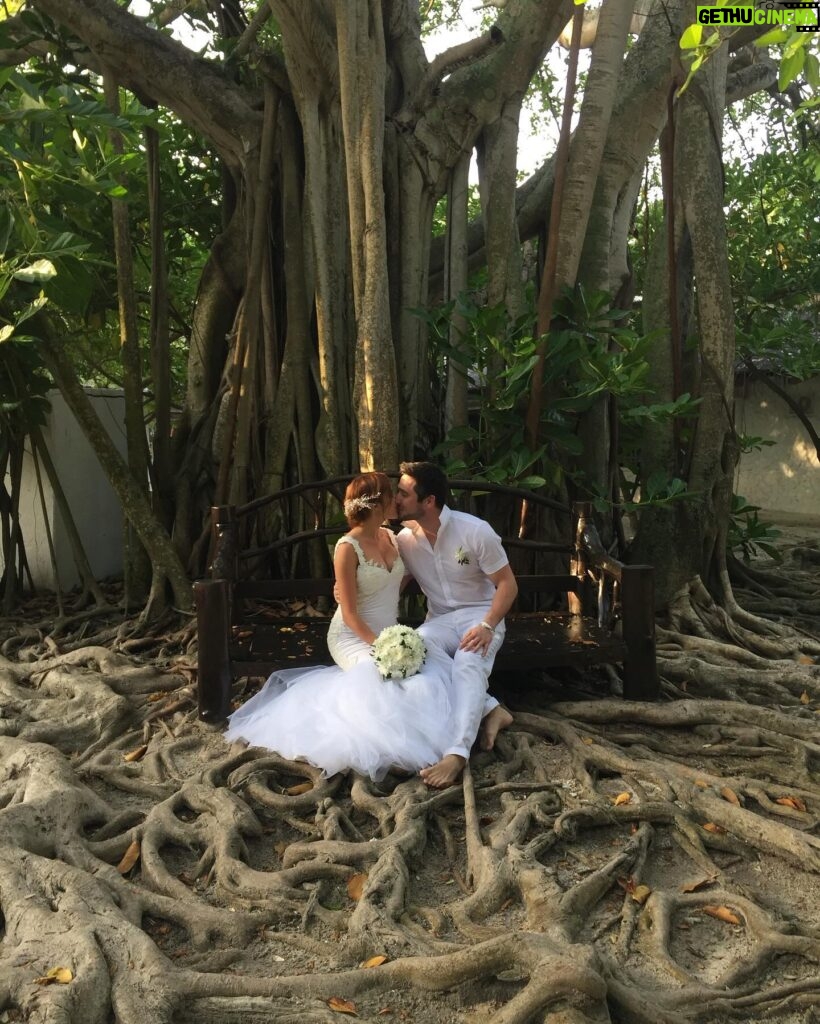 Nataliia Denysenko Instagram - Сьогодні у нас з @andreyfedinchik річниця весілля 🤵🏻‍♂️👰🏼‍♀️🤍 1.04.2017 року на Мальдівах 🏝️ми побралися 🤍 Лише він і я 🙏🏻 ніяких гостей, це було свято лише для нас двох , наше перше (і головне весілля))) Потім ще були декілька весіль з гостями/розписом, потім ще весілля на 4ту річницю … і мені хочеться ще 😅👌🏻 Вважаю що образ нареченої мені дууууже личить, скажіть? 7 років подружнього життя 🤍 Сьогодні і приємний день і не дуже , бо саме сьогодні я знов провела свого чоловіка у відрядження, заради перемоги і захисту нашої країни🙏🏻😔 Як же хочеться скоріше мирного неба , і такого просто щастя яке було 🫶🏻