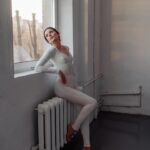 Nataliia Denysenko Instagram – 🤍 я мріяла стати балериною 
І коли в дитинстві я займалася балетом , виступаючи на концертах – мені здавалося що я -справжня зірка на сцені 💫 
я в це вірила і запалювала на повну !!! І мене, за мою артистичність, ставили в першу лінію, і танцювати «соло»!
Потім коли вже у зрілому віці я бачила фото як я танцюю – це було дуууже смішно )))) бо до прими-балерини мені було дууууже далеко 😅
Віра – дуже потужний інструмент !!! 
Вірити в себе = підтримувати себе 🙏🏻
Завтра я вирушаю робити дещо нове для себе,  і дуже боюся – вийде чи ні ? 
Але віра в те, що я можу зробити що завгодно , якщо я цього дуже хочу – перемагає ! 
Як казав мій викладач з акторської «follow you fear!» 🙏🏻

Фото @natasha_sanina 
Комбінезон @oda.ukraine