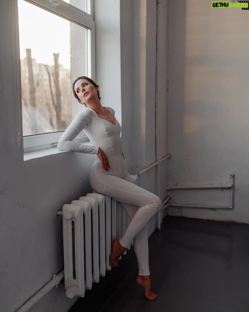 Nataliia Denysenko Instagram - 🤍 я мріяла стати балериною І коли в дитинстві я займалася балетом , виступаючи на концертах - мені здавалося що я -справжня зірка на сцені 💫 я в це вірила і запалювала на повну !!! І мене, за мою артистичність, ставили в першу лінію, і танцювати «соло»! Потім коли вже у зрілому віці я бачила фото як я танцюю - це було дуууже смішно )))) бо до прими-балерини мені було дууууже далеко 😅 Віра - дуже потужний інструмент !!! Вірити в себе = підтримувати себе 🙏🏻 Завтра я вирушаю робити дещо нове для себе, і дуже боюся - вийде чи ні ? Але віра в те, що я можу зробити що завгодно , якщо я цього дуже хочу - перемагає ! Як казав мій викладач з акторської «follow you fear!» 🙏🏻 Фото @natasha_sanina Комбінезон @oda.ukraine