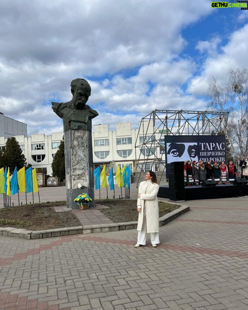 Nataliia Denysenko Instagram - 210 років Тарасу Шевченко 🤍 Сьогодні мені пощастило взяти участь у рекорді - найтривалішому декламуванні віршів Тараса Григоровича , за участі військових (4 години віршів і поем!!!) Приємне знайомство з незламною мером міста Бородянка , і неймовірним @ptashkin.music 👏🏻👏🏻👏🏻 На сцені я читала вірш «Мені однаково» А який ваш улюблений вірш нашого іменинника Тараса?