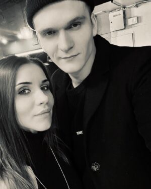 Nataliya Bichan Instagram - ШАПКА «НЕПОСЛУШНАЯ»🎬 ( 28.11.22 )

Дорогие мои, если вы любите фильмы в стиле #365дней или #50оттенковсерого , то вам точно к нам 💯😻😂

14.02.2023 года , в день влюбленных ❤️премьера❗️ во всех кинотеатрах страны «НЕПОСЛУШНАЯ» ( запишите себе )🤣🎁

Режиссер: Дмитрий Суворов @dmandirector 

В главных ролях: Александр Петров @actorsashapetrov , Ася Резник @malimambo , Анна Чурина @annachurina , Ян Цапник, Никита Тарасов И так далее 

Кастинг Дир: Ася Аристова @aristova_casting 

Производство: 
Кинокомпания «ССБ Кино» от создателей фильма «ОДНА» ( кто ещё не видел, обязательно к просмотру ❗️) для онлайн-кинотеатра Okko

Жанр
эротика, мелодрама🔥💣, но, и комедии там тоже хватает☺️🤭

Ps: вы часто меня спрашиваете, что такое «шапка»? Так вот..это вечеринка по случаю окончания съемок фильма, киношный выпускной 🎉🎊🥂🥳🍾❤️🎬

#премьерафильма #непослушная #дмитрийсуворов #александрпетров #асярезник #анначурина #янцапник #никитатарасов #натальябичан #бичан #бичаннаталья