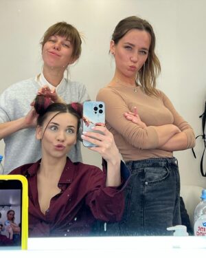 Nataliya Bichan Instagram - «Девушки с Макаровым 3»
Радда, спасибо, за новое, необычное приключение в яркую, подростковую, безответственную жизнь,  с розовым единорогом и рожками на голове🦄😂❤️ 

#актрисакино #актрисатеатраикино #натальябичан #бичаннаталья #раддановикова #павелмайков #девушкисмакаровым
